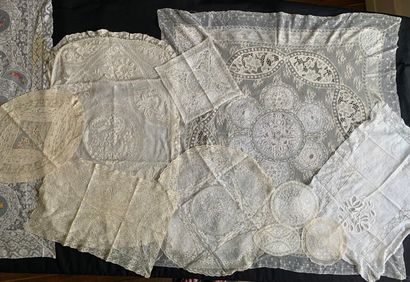 null Nappe et napperons en fonds de bonnet, fin du XIXe début du XXe siècle.

En...