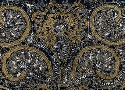 null Rare bordure or et argent, " opaque ", fuseaux, milieu du XVIIe siècle.

Dense...