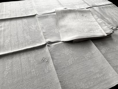 null Service de table nappe et serviettes damassées, fin du XIXe siècle.

Une nappe...