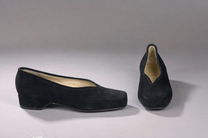 null PRIMA, L'île aux souliers d'or, circa 1940

Ballerines en daim noir à bout carré,...