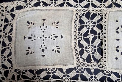 null Meeting of doilies, early 20th century 

A dozen embroidered and lace doilies,...