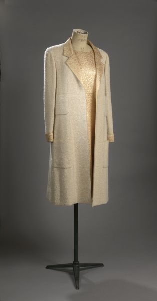 null CHANEL Boutique

Ensemble en tweed beige et lurex gaufré composé d'un manteau...