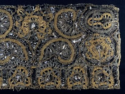 null Rare bordure or et argent, " opaque ", fuseaux, milieu du XVIIe siècle.

Dense...