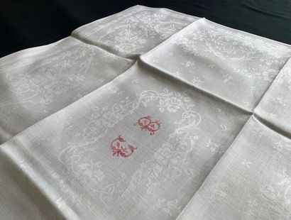 null Nappe et serviettes de table damassées en couleur, 2nde moitié du XIXe et début...