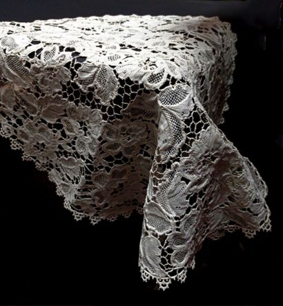 null Meeting of doilies, early 20th century 

A dozen embroidered and lace doilies,...
