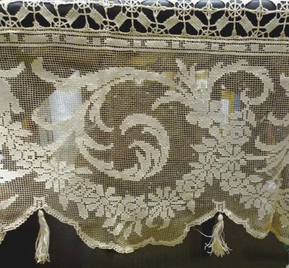 null Meeting of doilies, early 20th century 

A dozen embroidered and lace doilies,...