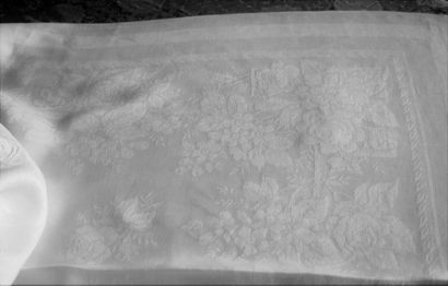null Damask banquet tablecloth with roses, early 20th century.

Large tablecloth...