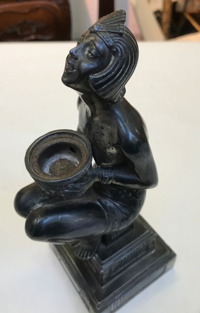BRULE PARFUM Travail des années 1930

Femme accroupie tenant coupe dans ses mains

Bronze...
