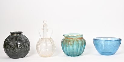 Ensemble de quatre pièces en verre modernes comprenant:

- un vase godronné en verre...