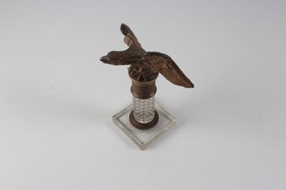 [Objet de vitrine] Aigle aux ailes déployées en bronze doré, sur un socle en Plexiglas...