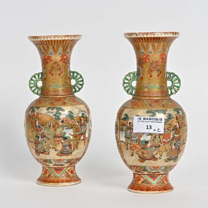 null JAPON, Kyoto - Période MEIJI (1868-1912) 

Paire de vases en faience émaillée,...