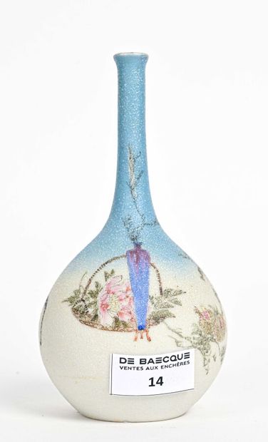 null JAPON, Kyoto - Période MEIJI (1868-1912) 

Vase soliflore en grès porcelaineux,...