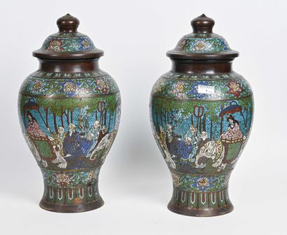 null JAPON, Kyoto - Période MEIJI (1868-1912) 

Paire de vases couverts en émaux...
