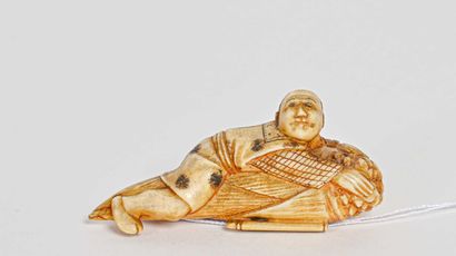 null ** JAPON - Période MEIJI (1868-1912) 

Netsuke en ivoire, homme allongé sur...
