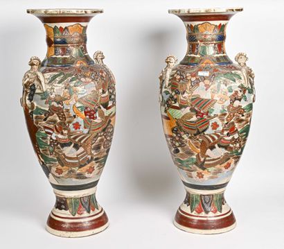 null JAPON, Satsuma - Période TAISHO (1912-1926)

Paire de grands vases balustre...