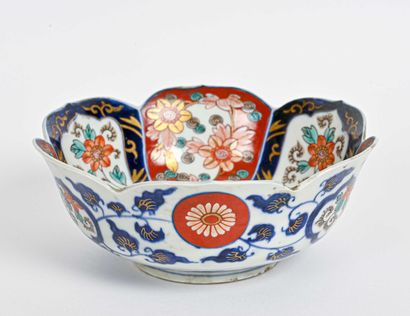 null JAPON, Imari - XIXe siècle

Coupe creuse à bord festonné en porcelaine polychrome...