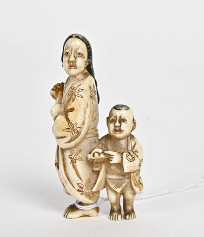 null ** JAPON - Période MEIJI (1868-1912) 

Netsuké en ivoire, femme et son enfant...