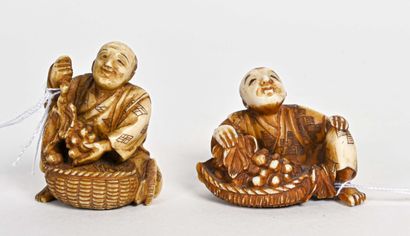 null ** JAPON - Période MEIJI (1868-1912) 

Deux netsukes en ivoire, hommes assis...