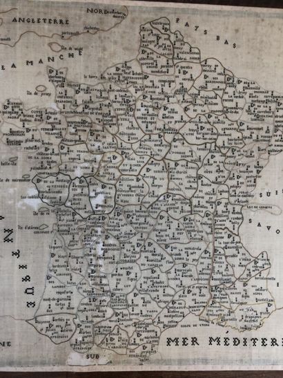 null Carte de France divisée en 86 départements, broderie daté 1833, étamine de laine...