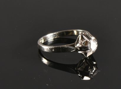 null Bague en or gris 18K (750°/°°) sertie d'un diamant solitaire pesant environ...