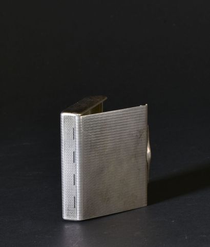 null Petite boîte rectangulaire en argent guilloché

Poids 139,2 g

L. 8 cm - l....