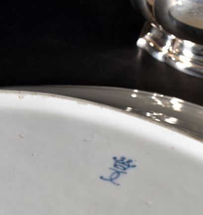 null NIDERVILLER 

Plat ovale en porcelaine décoré en camaïeu bleu dit aux barbeaux...