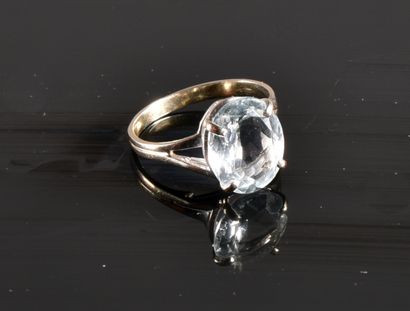 null Bague en or gris 18K (750°/°°) sertie d'une aigue-marine (?)

TDD 54 - poids...