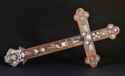 null INDOCHINE - XIXe siècle

Croix à décor incrusté de nacre (petits manques)

H....