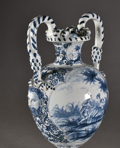 null Vase ovoïde sur piédouche en faïence à décor bleu et blanc de scènes galantes,...