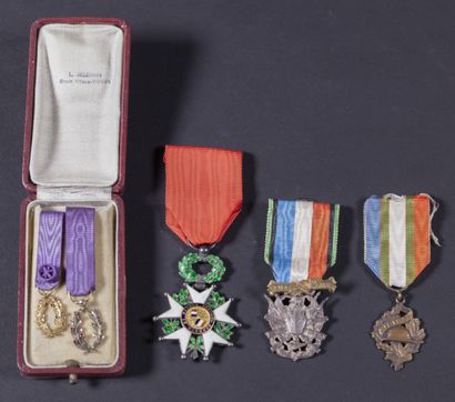 null FRANCE

Lot de décoration IIIème République 

Une légion d'honneur chevalier...