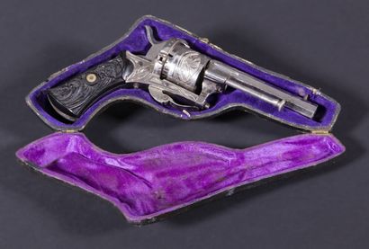 null FRANCE 

Revolver type Lefaucheux 

Crosse ébonite sculptée de rinceaux, carcasse...