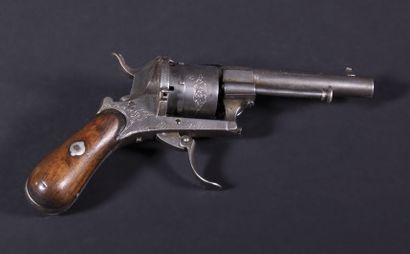 null FRANCE

Revolver type Lefaucheux 

Carcasse fer gravée de rinceaux par endroits,...