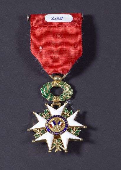 null FRANCE

Étoile d'officier de la Légion d'Honneur IIIème République

En or et...