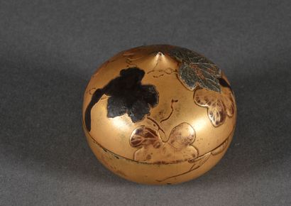 null JAPAN - EDO period (1603-1868) 

Small lacquered wood Kogo box (Incense box)...