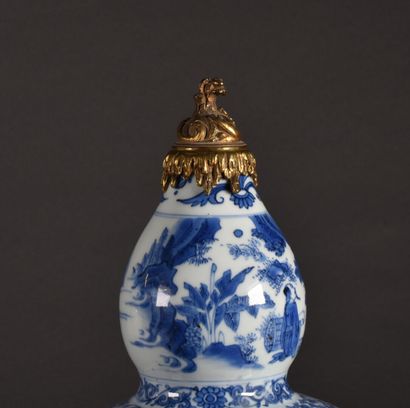 null 
CHINE - XIXe siècle




Vase coloquinte en porcelaine, à décor blanc bleu de...
