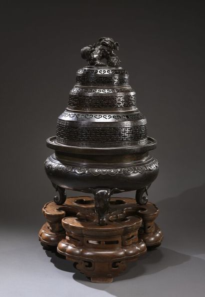 null CHINE - Vers 1800

Très important brûle-parfums en bronze à patine brune, le...