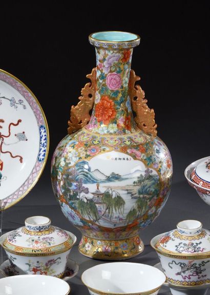 null 
CHINE - Début du XXe siècle




Grand vase balustre en porcelaine, à décor...