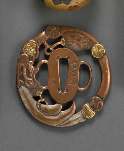 null JAPON - Période MEIJI (1868-1912) 

Tsuba en bronze rouge, partiellement doré...