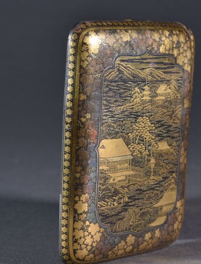 null JAPON, Komai - Période MEIJI (1868-1912) 

Etui à cigarettes en acier à décor...