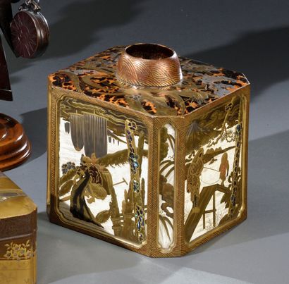 null 
JAPON - Période MEIJI (1868-1912) 




Couvercle de boîte à pans coupés, en...