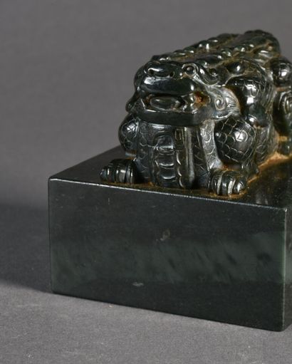 null 
CHINA - Early 19th century





Spinach green jade seal, the stone crossed...