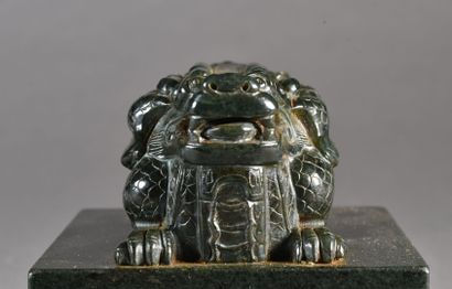 null 
CHINA - Early 19th century





Spinach green jade seal, the stone crossed...