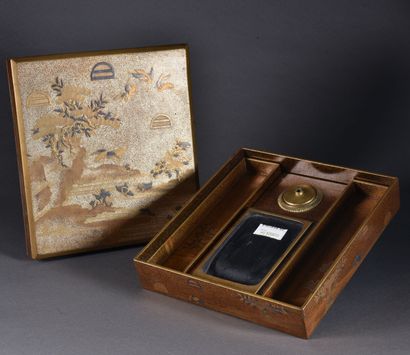 null JAPON - Période EDO (1603-1868) 

Suzuribako en bois laqué Nashiji, à décor...