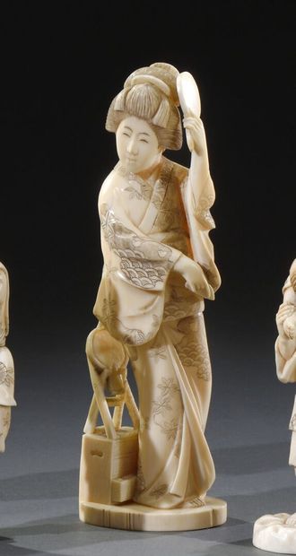 null JAPON - Période MEIJI (1868-1912) 

Okimono en ivoire de morse, geisha à la...