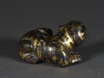 null 
CHINE - Epoque HAN (206 av J.C. - 220)




Petit tigre couché, en bronze plein...