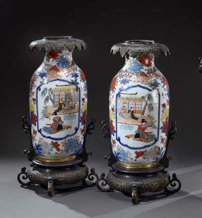 null JAPON - Période MEIJI (1868-1912) 

Paire de vases en porcelaine à décor polychrome...