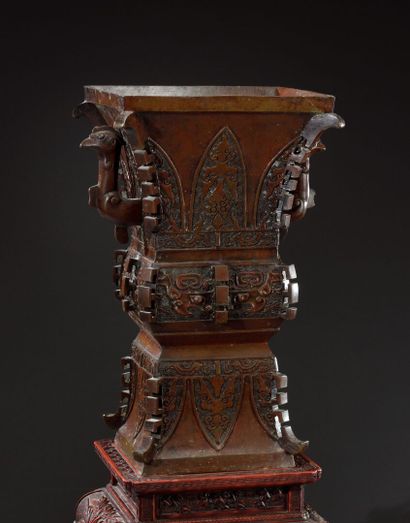null JAPON - Période MEIJI (1868-1912) 

Grand vase Zun rectangulaire en bronze à...