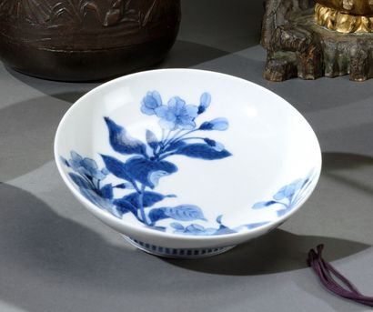 null JAPON, Nabeshima - Période EDO (1603-1868) 

Petite assiette en porcelaine sur...