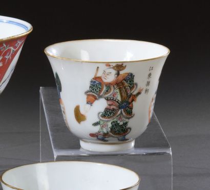 null 
CHINE - Milieu du XIXe siècle




Bol à thé en porcelaine, à fin décor polychrome...