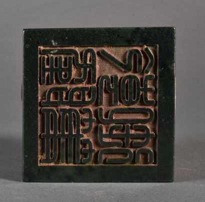 null 
CHINA - Early 19th century





Spinach green jade seal, the stone crossed...